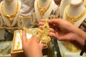 સોનાનો ભાવ રોજ વધી રહ્યો છે; હમણાં ખરીદવું સારું કે, થોડી રાહ જોઈને ખરીદવું જોઈએ! શું કહે છે નિષ્ણાતો