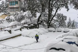 ક્યાંક ખુશ ચહેરા તો ક્યાંક વધી મુશ્કેલી... કાશ્મીર, હિમાચલ પ્રદેશ અને ઉત્તરાખંડમાં ભારે હિમવર્ષાના કારણે જનજીવન ખોરવાયું