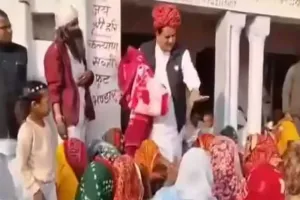 ‘આ લોકો PMને ગાળો આપે છે...’, ભાજપના પૂર્વ સાંસદે મહિલાનું નામ પુછ્યું અને તેને આપેલો ધાબળો પાછો લઈ લીધો