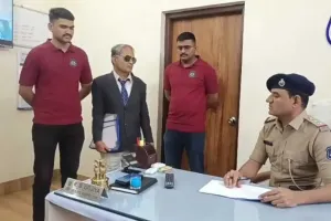 સુરતમાં 'સ્પેશિયલ 26' સ્ટાઈલથી નકલી IT દરોડો; સૂટબુટ, ટાઈ, કાળા ચશ્મા અને હાથમાં ફાઈલો પણ... 