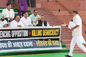 અચાનક એવું શું થયું કે સંસદમાં કાગળ ફેકનારા 7 સાંસદોનું સસ્પેન્શન સ્પીકરે રદ્દ કરી દીધું