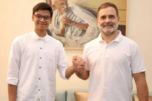 CBSE ની ગેરરીતિને ઉજાગર કરનાર સાર્થકને મળ્યા રાહુલ ગાંધી