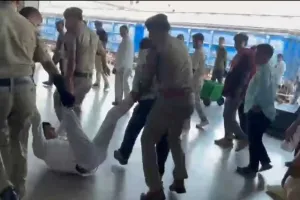 RPF જવાનો રેલ્વે સ્ટેશન પર ડેપ્યુટી સ્ટેશન સુપરિન્ટેન્ડેન્ટને ઘસડીને લઈ ગયા પછી થયું એક્શન