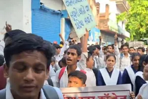 દિલ્હીમાં Gen-Z પછી, UPમાં Gen-Alpha રસ્તા પર ઉતર્યા; અધિકારીઓએ તાત્કાલિક મોટાભાગની માંગણીઓ માટે લેખિત બાંહેધરી આપી