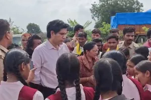 'આદિવાસી કીડા છે... ફક્ત બાળકો જ પેદા કરશે'; વિદ્યાર્થીઓએ દુઃખ વ્યક્ત કર્યું, તપાસનો આદેશ