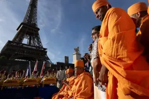  સ્વામિનારાયણ સંસ્થા BAPS સાથે સંકળાયેલા લોકોની મુલાકાત પહેલા પેરિસમાં મહિલાઓને ગાયબ થવા ફરમાન થતા વિવાદ, એફિલ ટાવર કર્મચારીઓની હડતાળ