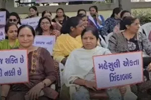 ગુજરાતમાં હવે વર્ગ-3ના કર્મચારીઓ પણ હડતાળ પર ઉતરી ગયા, આવક, જાતિના દાખલા, જમીનને લગતા કામો... બધુ અટવાઈ ગયું