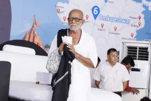ૐ એ આધ્યાત્મિક સ્વસ્તિક છે, કલ્યાણકારી મંત્ર છે : મોરારિ બાપુ 