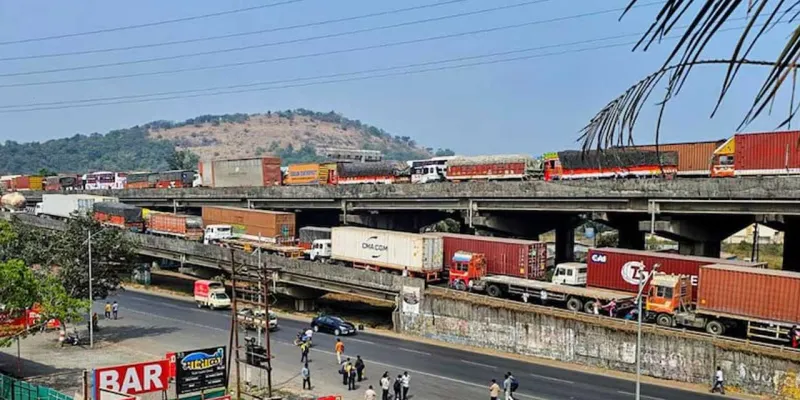 મુંબઈ એક્સપ્રેસ-વે પર એક ટેન્કરને કારણે હજારો ગાડી 24 કલાકથી અટકી ગઈ છે, રસ્તા પર ખાવાનું બનાવ્યું!