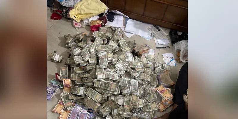 30 હજારની લાંચ લેતો પકડાયો સરકારી અધિકારી, પછી ઘરે દરોડા પડ્યા તો જ્યાં જુઓ ત્યાં નોટના ઢગલા હતા