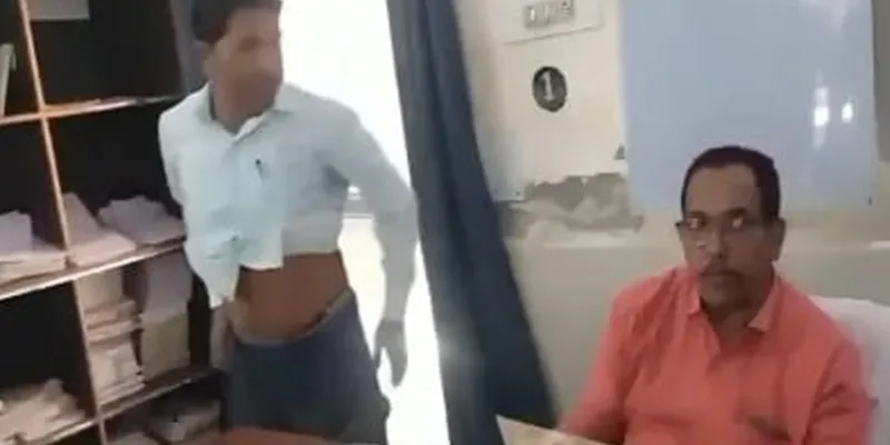 સાહેબ મારું પાઈલ્સનું ઓપરેશન થયું છે રજા લંબાવી દો, સાહેબે ના પાડી તો, સરકારી કર્મચારીએ આવીને પેન્ટ ઉતારીને પુરાવો આપ્યો