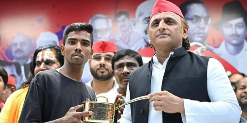 જે ચાવાળાને ત્યાં અખિલેશે ચા પીધી ત્યાં દરોડા પડ્યા કે એલ્યુમિનિયમના વાસણ ન ચાલે પછી અખિલેશે...