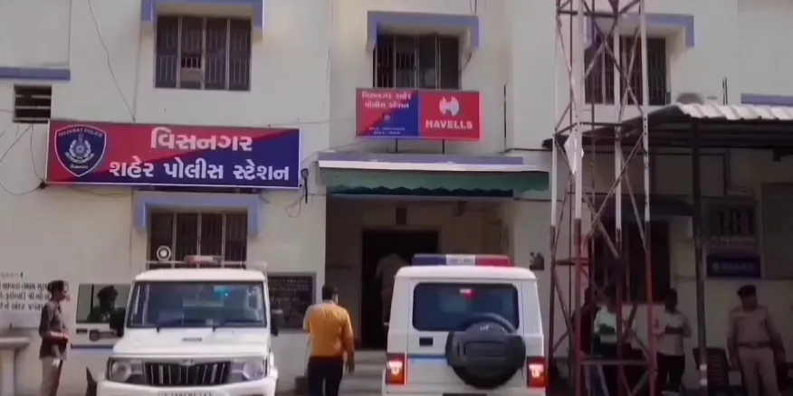 હવે ગુજરાતમાં નકલી IAS પકડાયો, વિસનગરમાં ઇન્કમ ટેક્સ રેડના નામે 21 લાખ  પડાવી લીધા - Khabarchhe