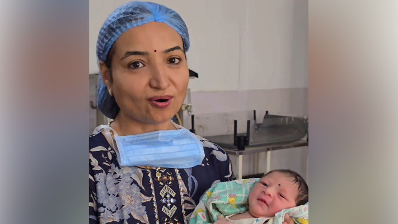 Parents-Abandon-Girl1